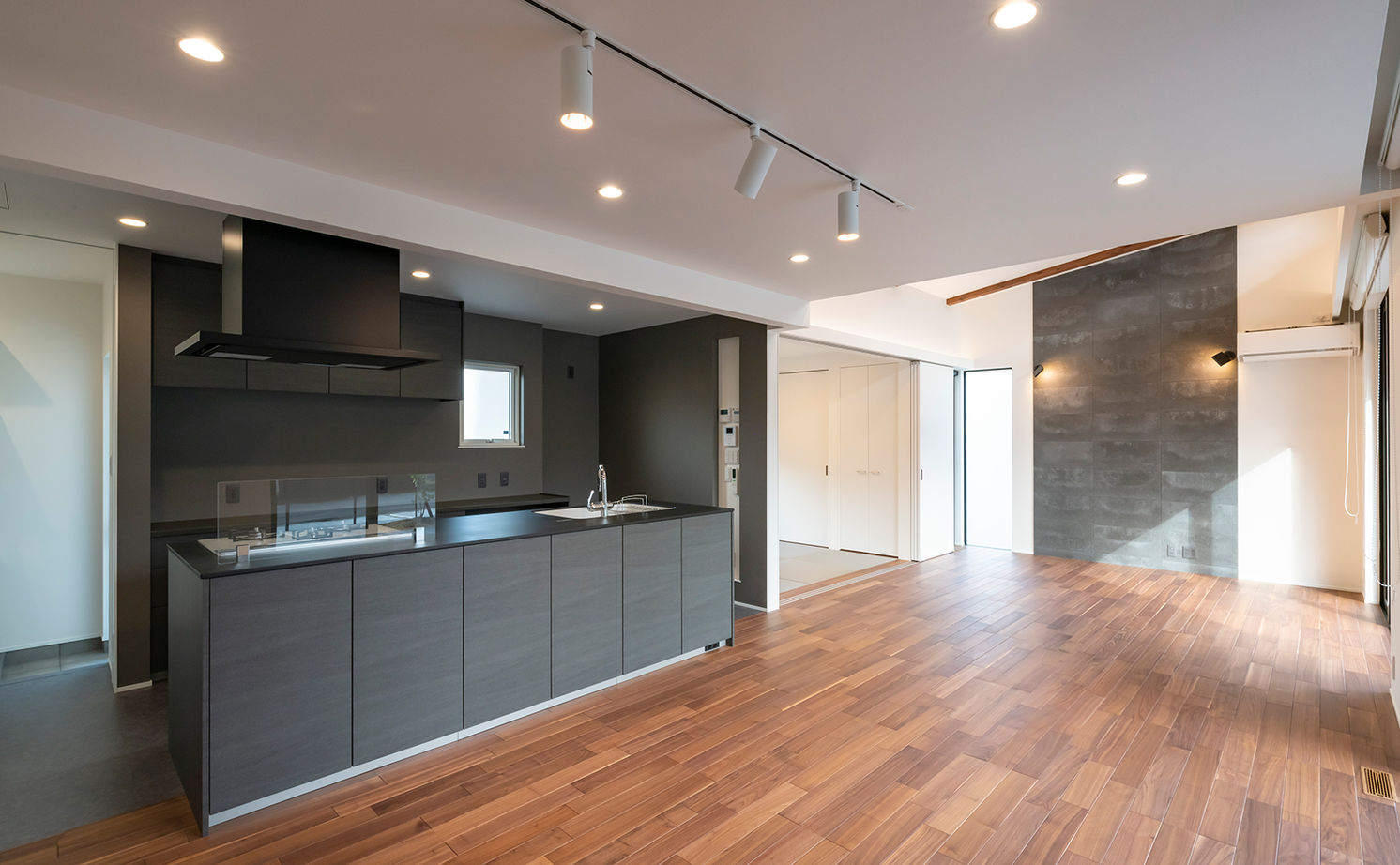 Nstyle+oneナカヒロハウジング 【2500万円～2999万円×大空間】雪を落とす大きな傾斜の屋根。タイルデッキはみんなが集まる楽しい空間の建築実例画像2