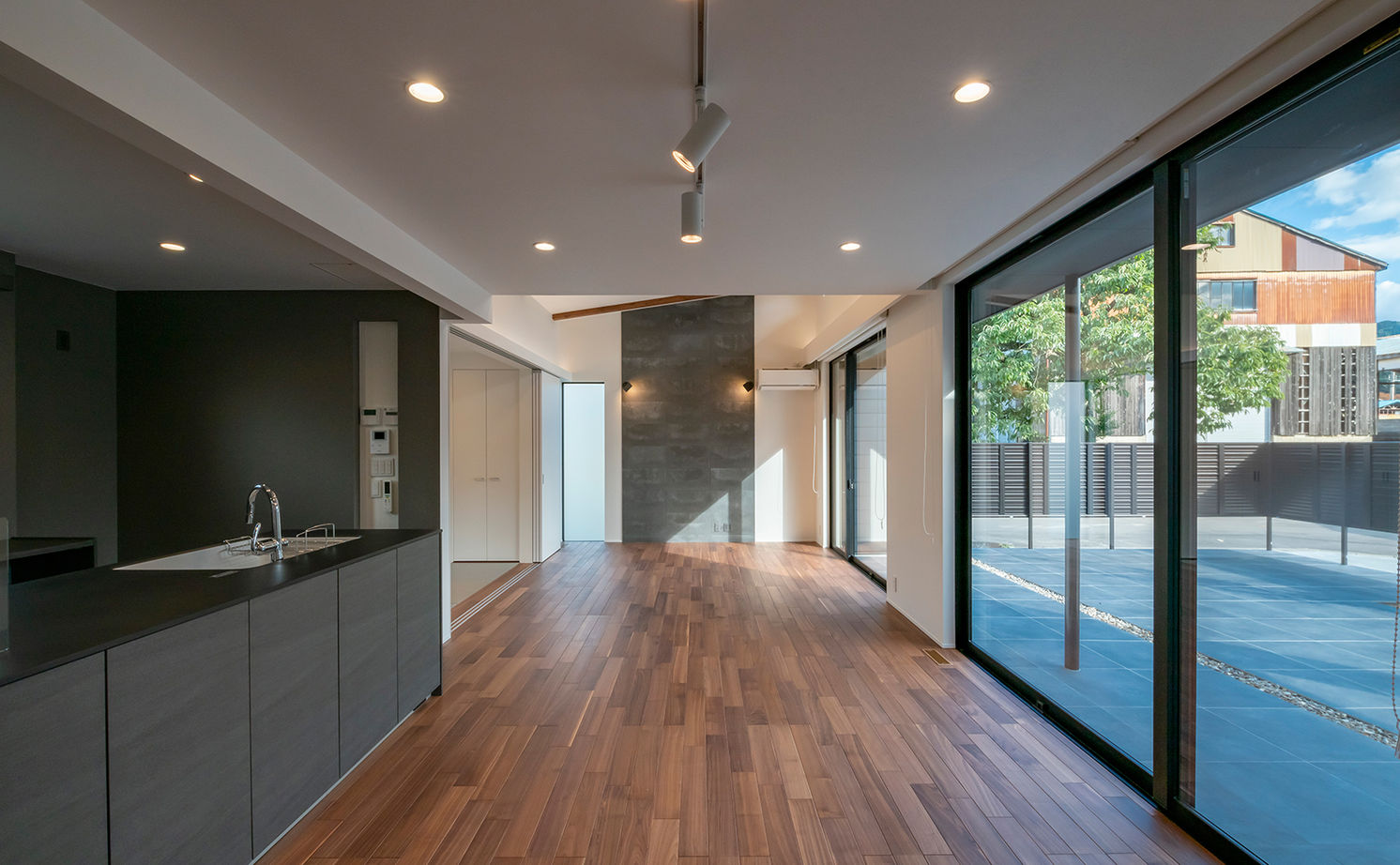 Nstyle+oneナカヒロハウジング 【2500万円～2999万円×大空間】雪を落とす大きな傾斜の屋根。タイルデッキはみんなが集まる楽しい空間の建築実例画像3