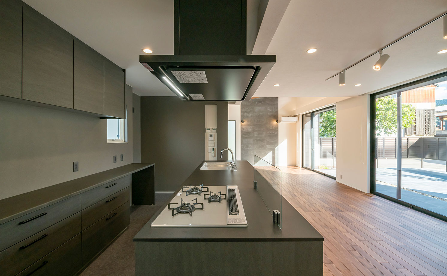 Nstyle+oneナカヒロハウジング 【2500万円～2999万円×大空間】雪を落とす大きな傾斜の屋根。タイルデッキはみんなが集まる楽しい空間の建築実例画像4