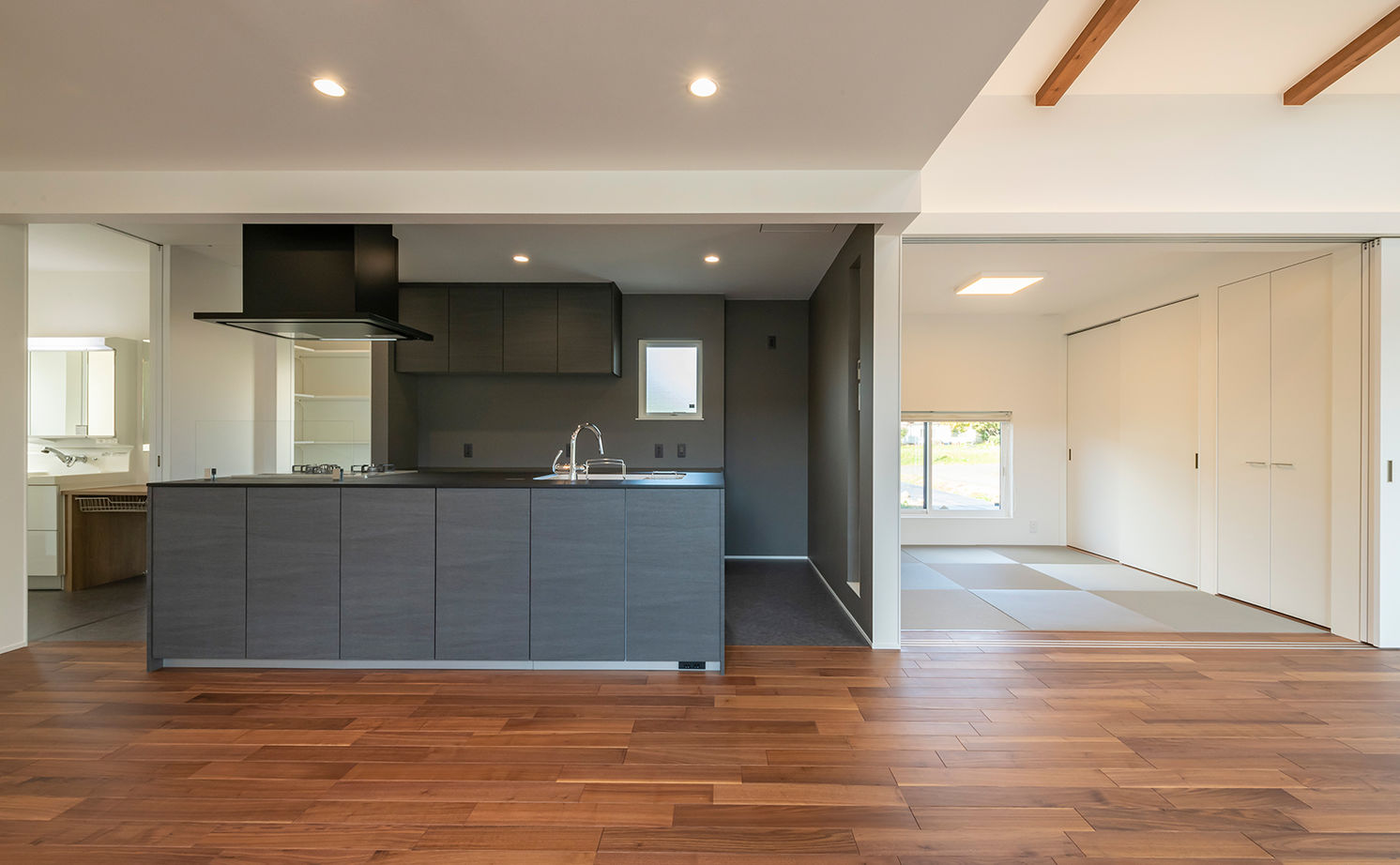 Nstyle+oneナカヒロハウジング 【2500万円～2999万円×大空間】雪を落とす大きな傾斜の屋根。タイルデッキはみんなが集まる楽しい空間の建築実例画像5