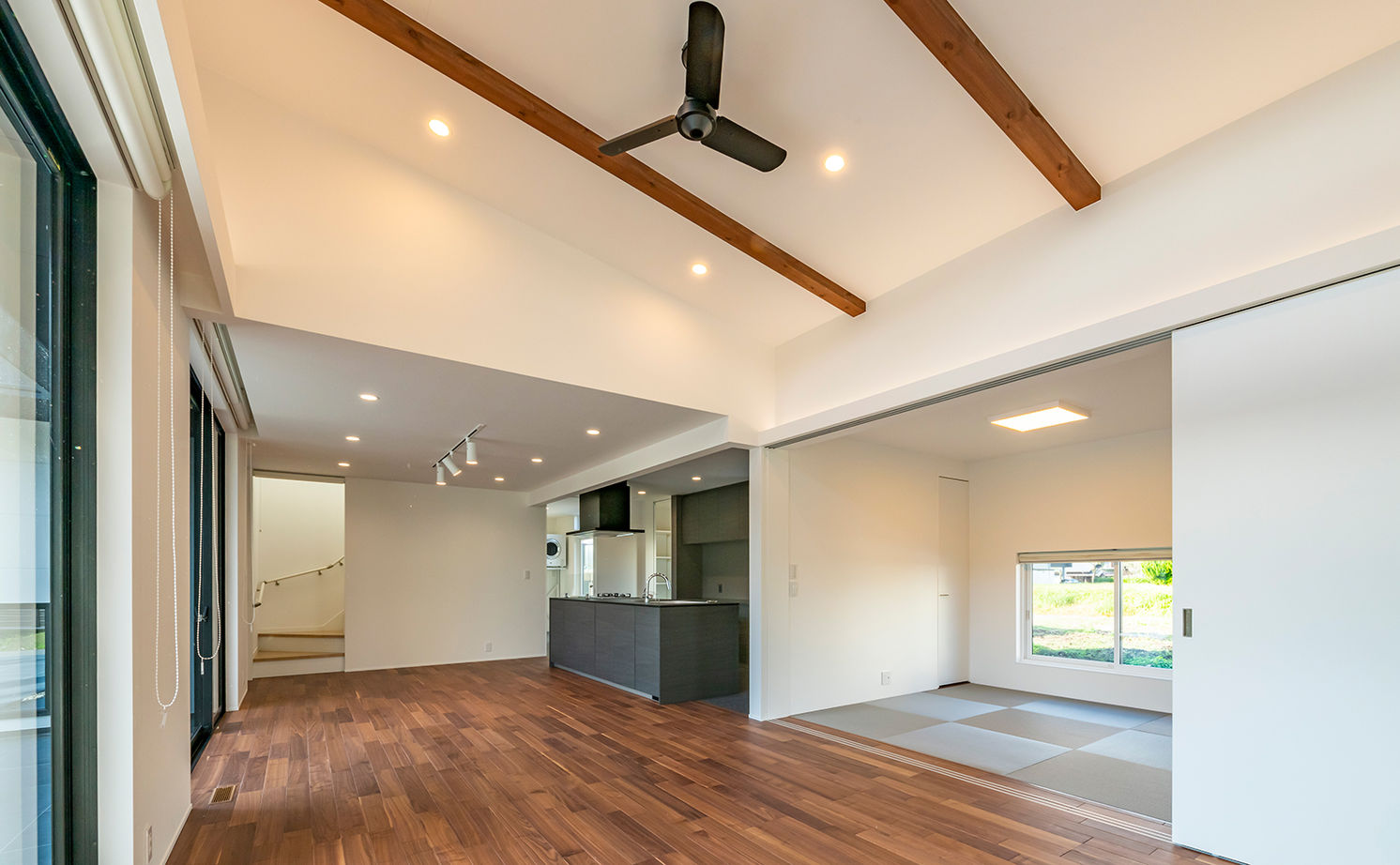 Nstyle+oneナカヒロハウジング 【2500万円～2999万円×大空間】雪を落とす大きな傾斜の屋根。タイルデッキはみんなが集まる楽しい空間の建築実例画像6