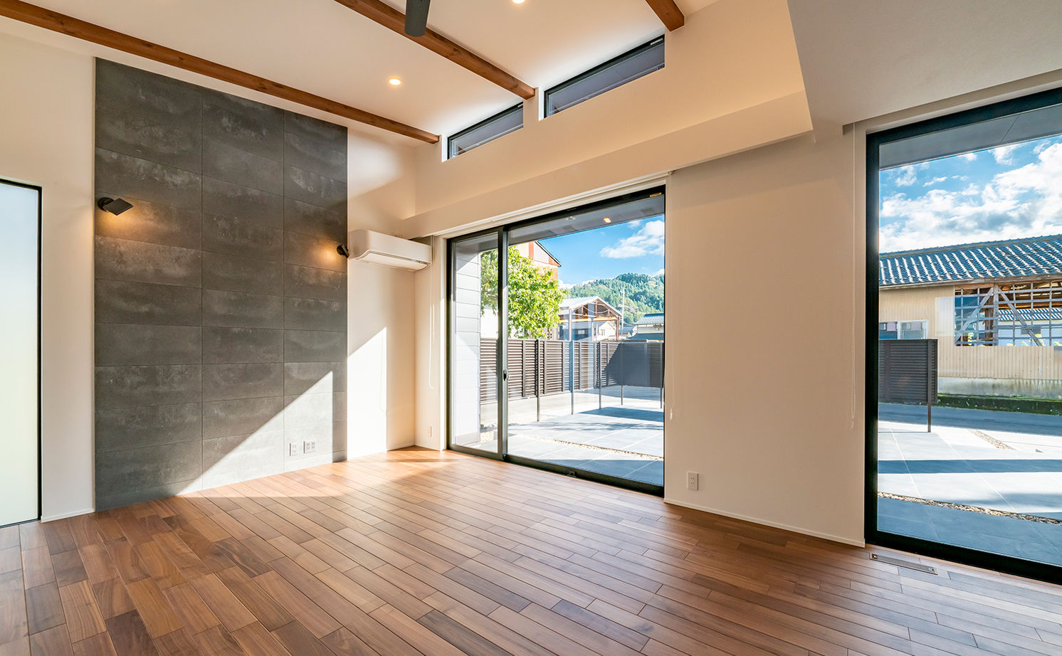 Nstyle+oneナカヒロハウジング 【2500万円～2999万円×大空間】雪を落とす大きな傾斜の屋根。タイルデッキはみんなが集まる楽しい空間の建築実例画像7