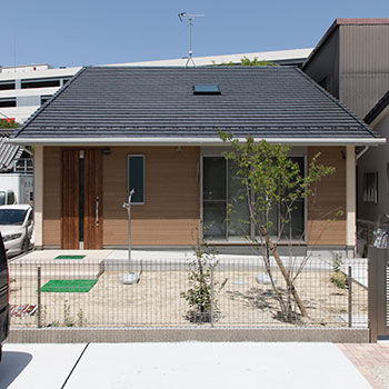 ヒノキブン 【平屋｜建て替え｜33坪】玄関には折畳みベンチ、コンセント穴は高い位置に…親と子が心地よく暮らせる平屋の建築実例画像2