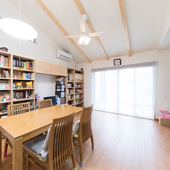 ヒノキブン 【平屋｜建て替え｜33坪】玄関には折畳みベンチ、コンセント穴は高い位置に…親と子が心地よく暮らせる平屋の建築実例画像3