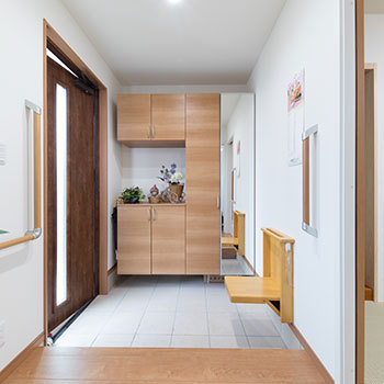 ヒノキブン 【平屋｜建て替え｜33坪】玄関には折畳みベンチ、コンセント穴は高い位置に…親と子が心地よく暮らせる平屋の建築実例画像4