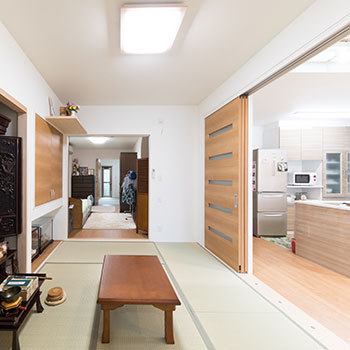 ヒノキブン 【平屋｜建て替え｜33坪】玄関には折畳みベンチ、コンセント穴は高い位置に…親と子が心地よく暮らせる平屋の建築実例画像5