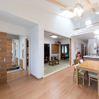 ヒノキブン 【平屋｜建て替え｜33坪】玄関には折畳みベンチ、コンセント穴は高い位置に…親と子が心地よく暮らせる平屋の建築実例画像6