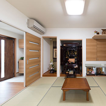 ヒノキブン 【平屋｜建て替え｜33坪】玄関には折畳みベンチ、コンセント穴は高い位置に…親と子が心地よく暮らせる平屋の建築実例画像7