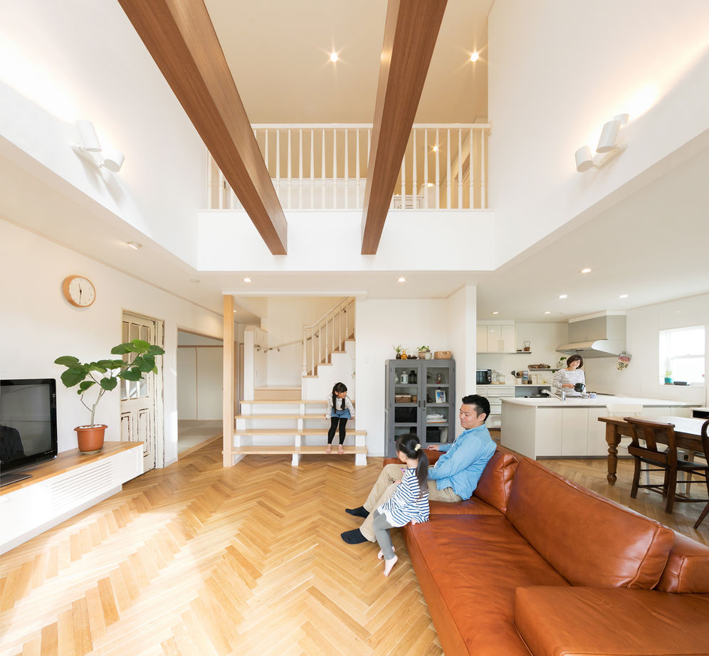 「完全フル装備の家」富士住建 【ペット/ウッドデッキ/2000万円台】犬も猫も家族全員が快適に過ごす広々吹抜けリビングの完全フル装備住宅の建築実例画像1