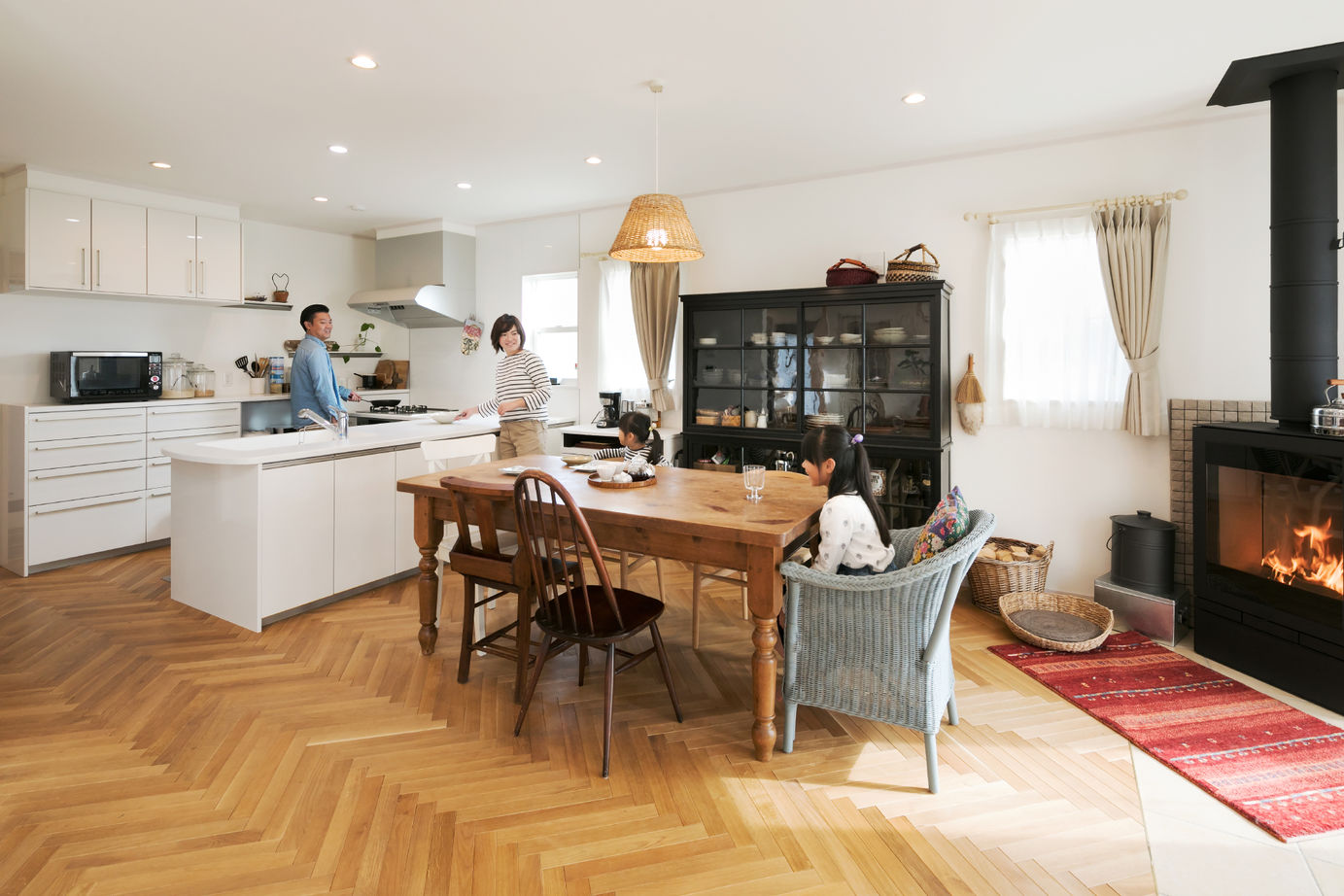 「完全フル装備の家」富士住建 【ペット/ウッドデッキ/2000万円台】犬も猫も家族全員が快適に過ごす広々吹抜けリビングの完全フル装備住宅の建築実例画像2