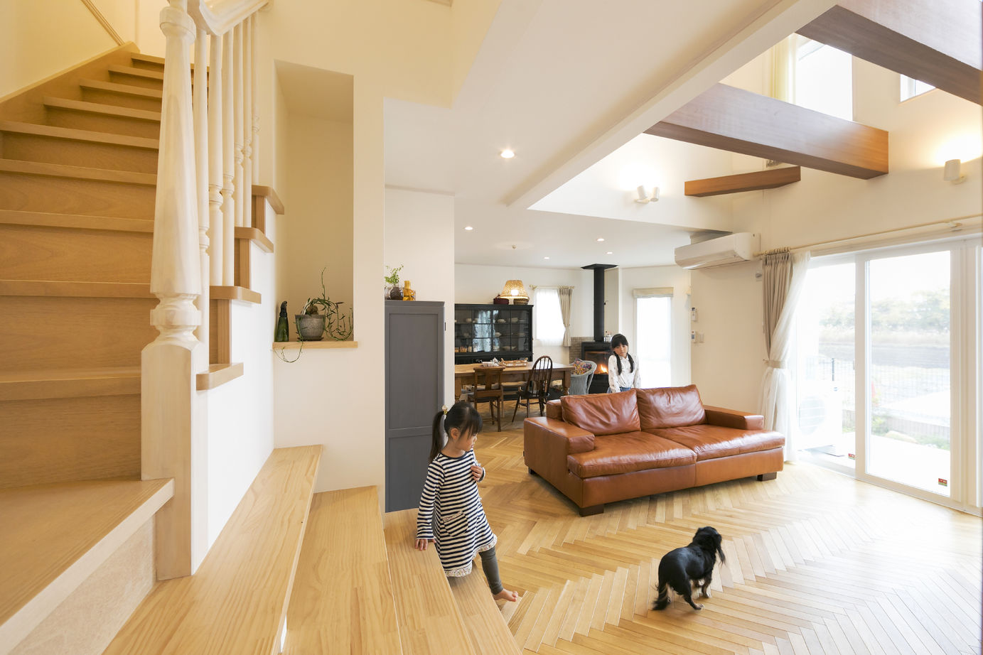「完全フル装備の家」富士住建 【ペット/ウッドデッキ/2000万円台】犬も猫も家族全員が快適に過ごす広々吹抜けリビングの完全フル装備住宅の建築実例画像4