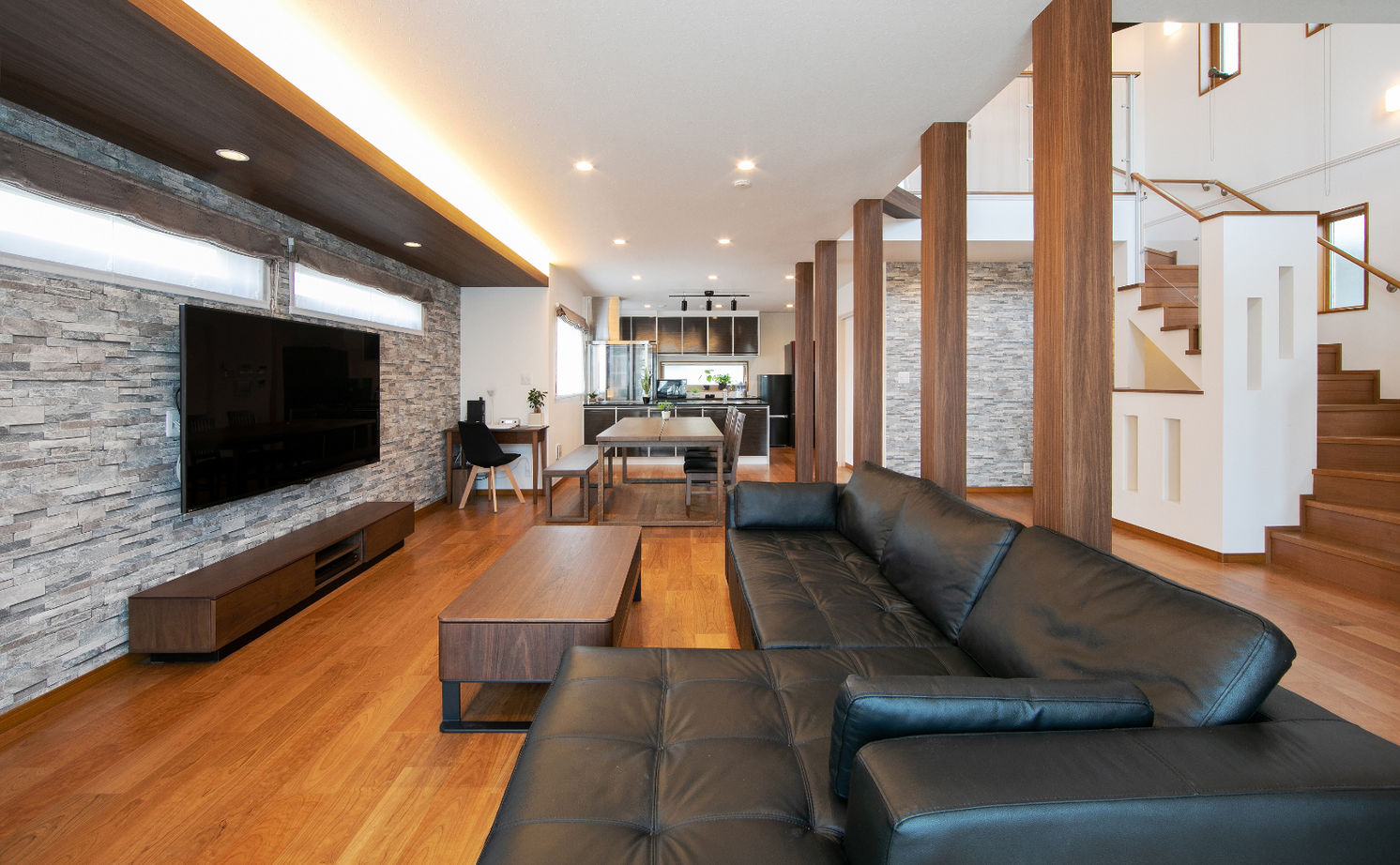 「完全フル装備の家」富士住建 【ガレージ/3階建て/吹き抜け/間取り図有】家族とつながる34.5畳大空間LDKの3階建てフル装備住宅の建築実例画像2