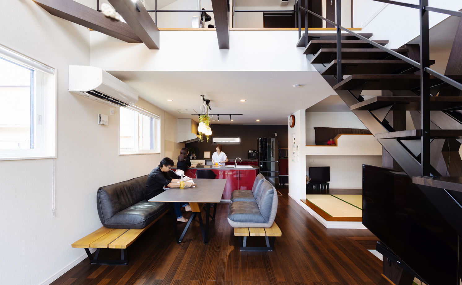 「完全フル装備の家」富士住建 【フル装備住宅/2000万円台/間取り図】ゆったり寛ぎ空間で羽を伸ばす暮らし。吹抜けの開放的なリビングの家の建築実例画像3