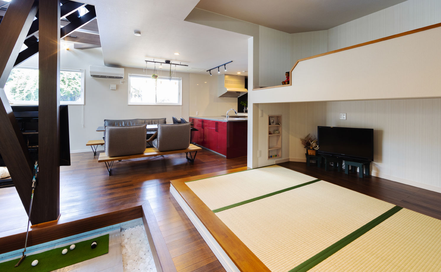 「完全フル装備の家」富士住建 【フル装備住宅/2000万円台/間取り図】ゆったり寛ぎ空間で羽を伸ばす暮らし。吹抜けの開放的なリビングの家の建築実例画像4