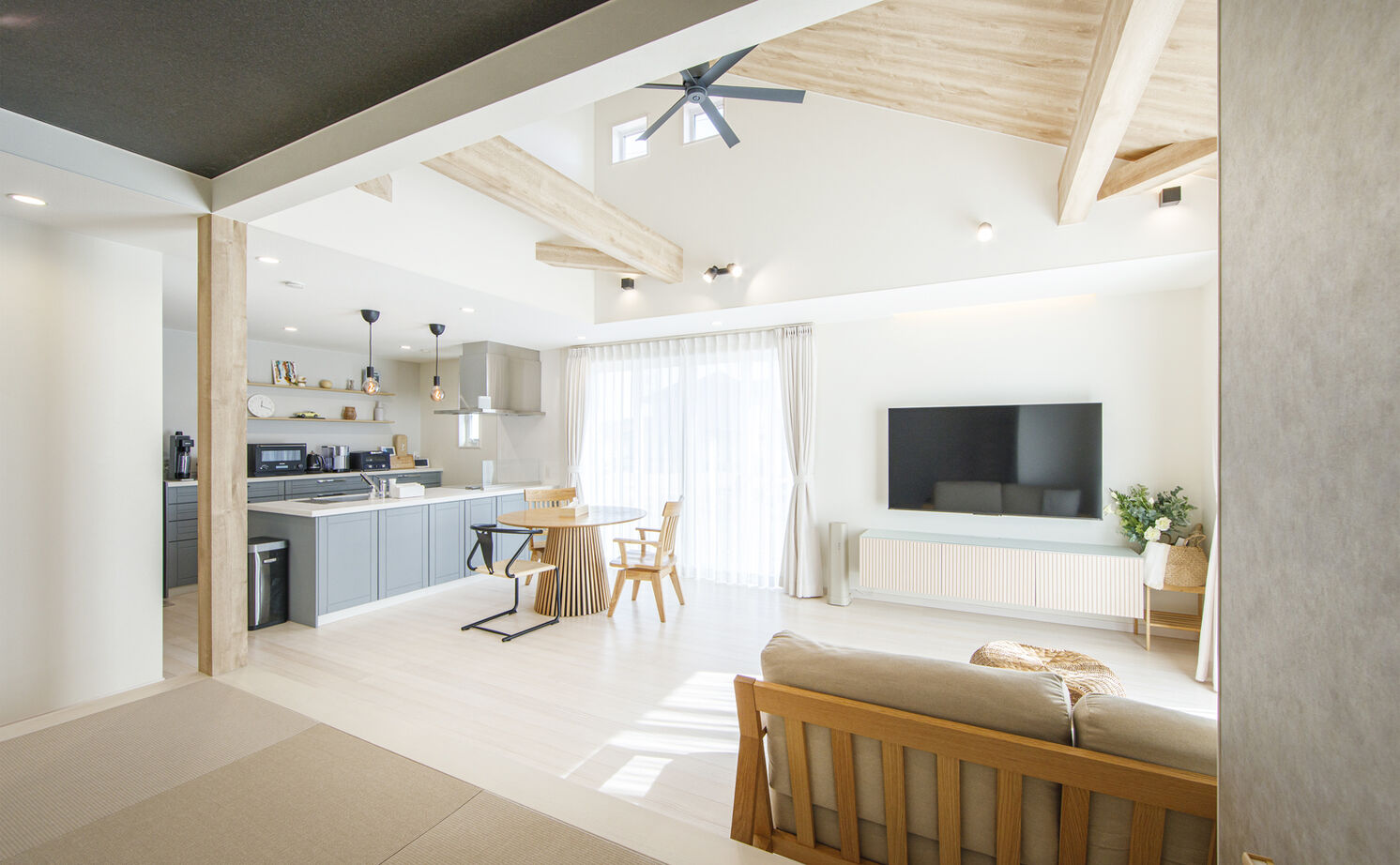 「完全フル装備の家」富士住建 【平屋/家事ラク動線/子育て/間取り図有】心地よい開放感にあふれるフル装備の平屋の建築実例画像3