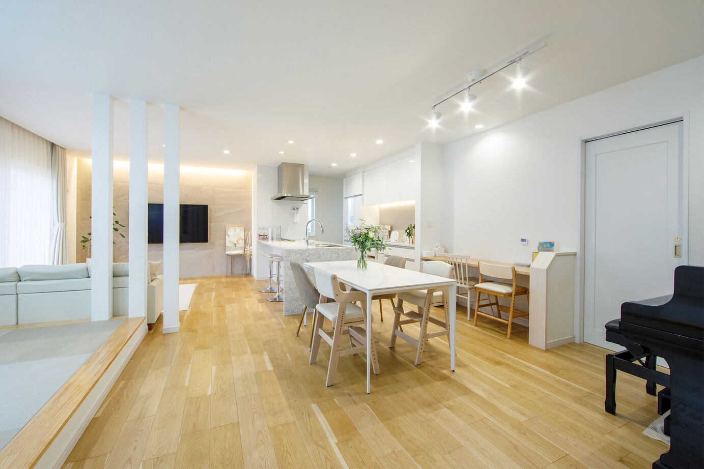 「完全フル装備の家」富士住建 【家事・子育て/デザイン】家族との距離が近い白を基調にした大空間のフル装備住宅の建築実例画像1