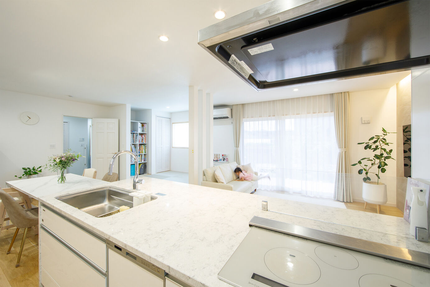 「完全フル装備の家」富士住建 【家事・子育て/デザイン】家族との距離が近い白を基調にした大空間のフル装備住宅の建築実例画像2