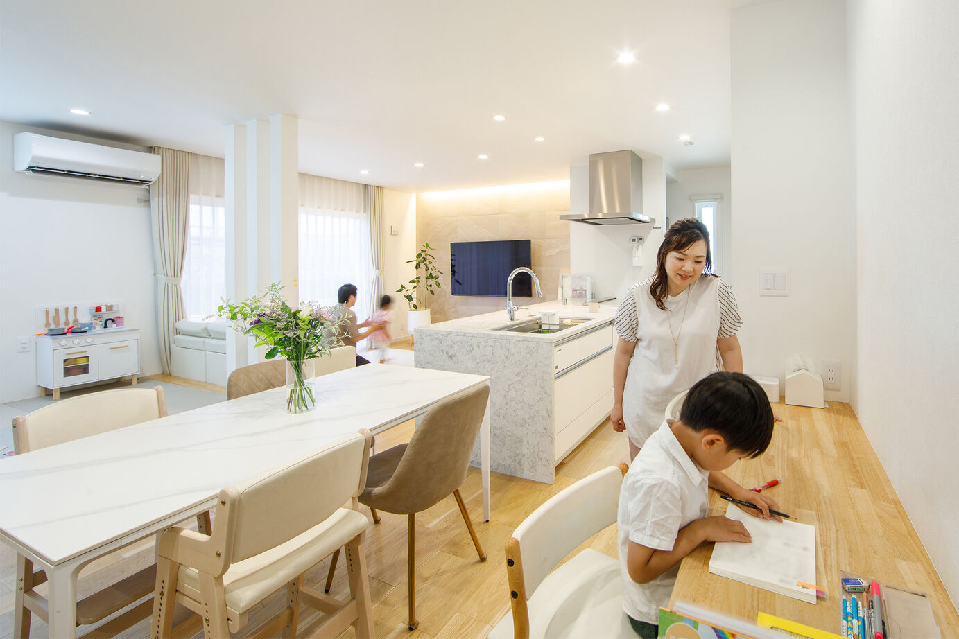 「完全フル装備の家」富士住建 【家事・子育て/デザイン】家族との距離が近い白を基調にした大空間のフル装備住宅の建築実例画像5