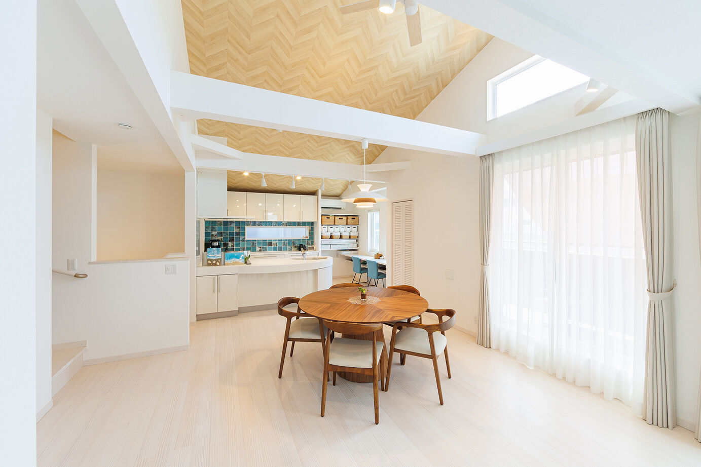 「完全フル装備の家」富士住建 【二世帯/家事ラク・子育て/間取り図有】リゾート気分が味わえるフル装備の二世帯住宅の建築実例画像2