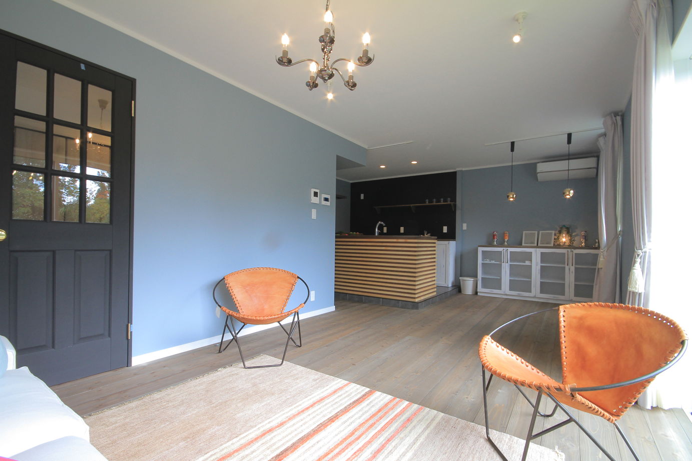 アサヒアレックス 【本体価格2260万円】こだわりのブルーと木の風合いがシックで美しい住まい。インテリアにもこだわりの建築実例画像2