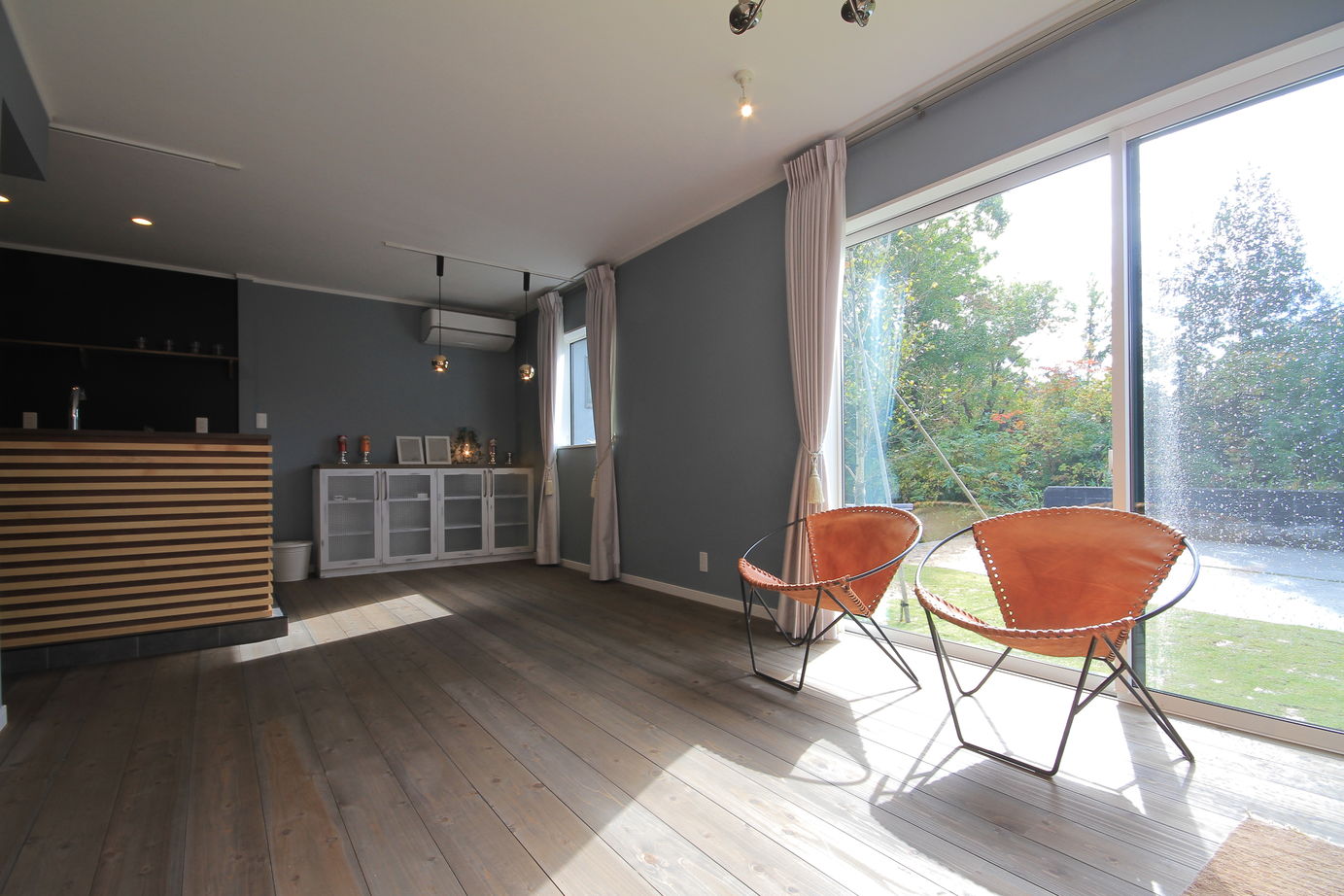 アサヒアレックス 【本体価格2260万円】こだわりのブルーと木の風合いがシックで美しい住まい。インテリアにもこだわりの建築実例画像3