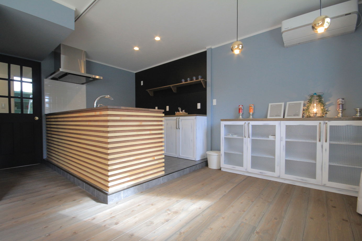 アサヒアレックス 【本体価格2260万円】こだわりのブルーと木の風合いがシックで美しい住まい。インテリアにもこだわりの建築実例画像4