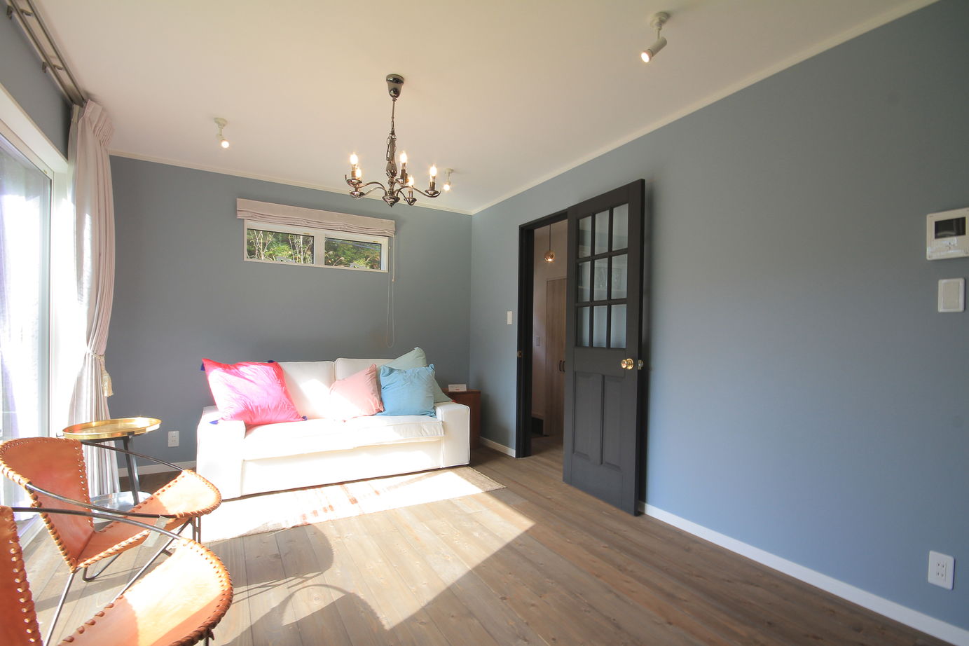 アサヒアレックス 【本体価格2260万円】こだわりのブルーと木の風合いがシックで美しい住まい。インテリアにもこだわりの建築実例画像5