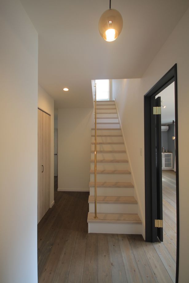 アサヒアレックス 【本体価格2260万円】こだわりのブルーと木の風合いがシックで美しい住まい。インテリアにもこだわりの建築実例画像6