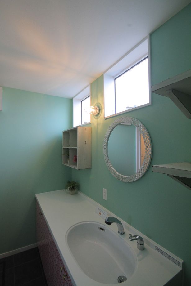 アサヒアレックス 【本体価格2260万円】こだわりのブルーと木の風合いがシックで美しい住まい。インテリアにもこだわりの建築実例画像8