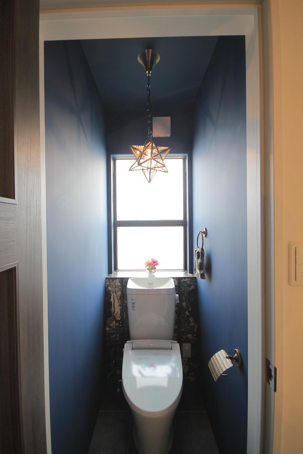 アサヒアレックス 【本体価格2260万円】こだわりのブルーと木の風合いがシックで美しい住まい。インテリアにもこだわりの建築実例画像9