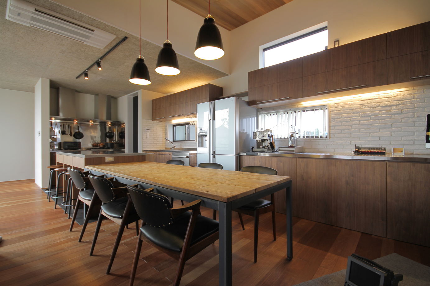 アサヒアレックス 天気の良い日も雨の日も　表情の違いを楽しめる住まいの建築実例画像3