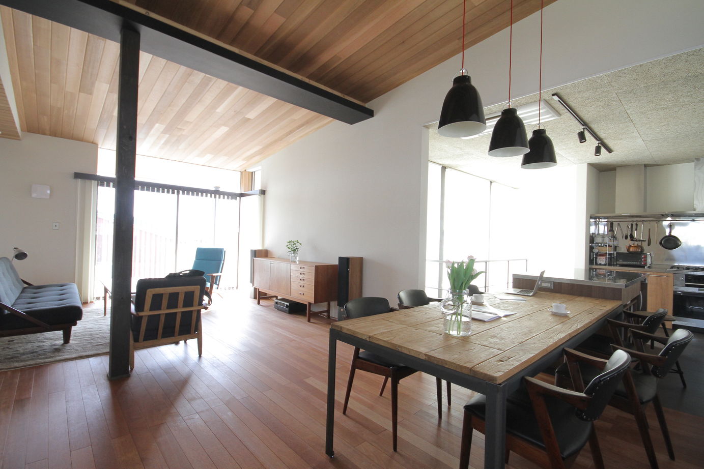 アサヒアレックス 天気の良い日も雨の日も　表情の違いを楽しめる住まいの建築実例画像6