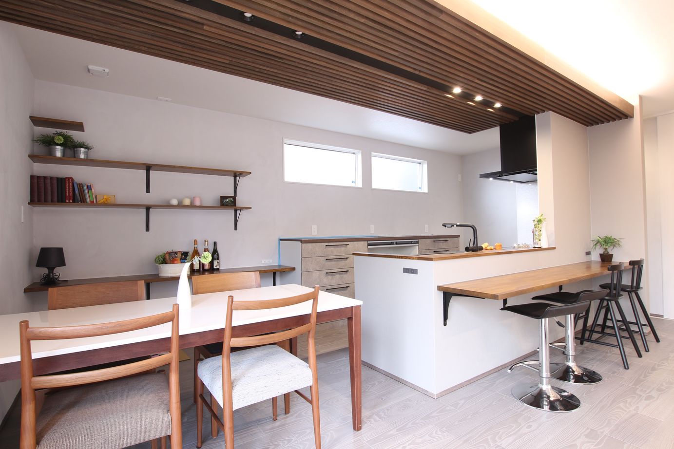 アサヒアレックス 落ち着きのあるシックな暮らしの建築実例画像2