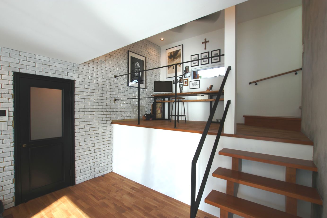 アサヒアレックス 【2010万円】モダンなデザイン×大人の遊び心。素材のとりあわせが目をひく住まいの建築実例画像4