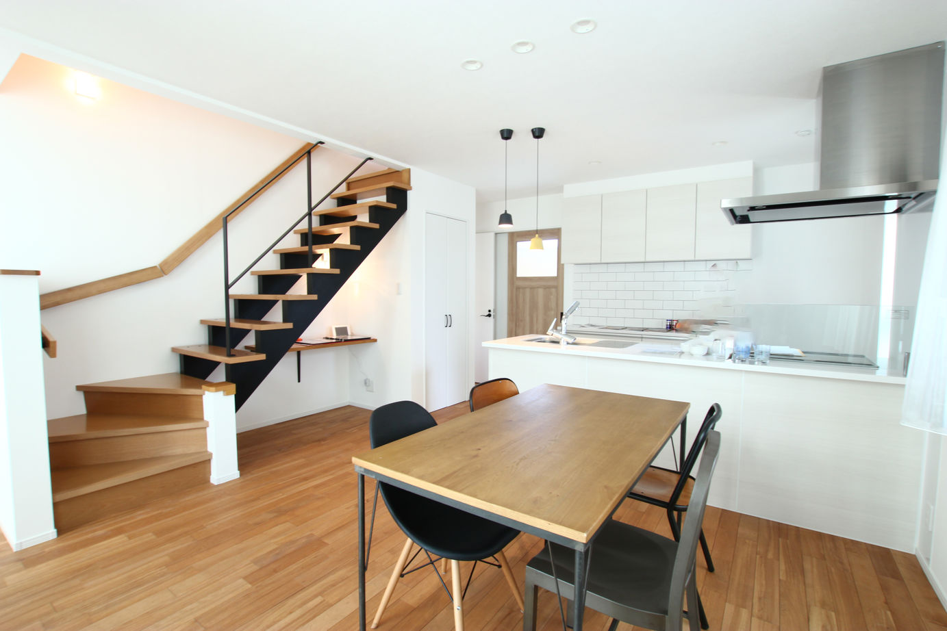 アサヒアレックス シンプルモダンな暖かな家の建築実例画像1