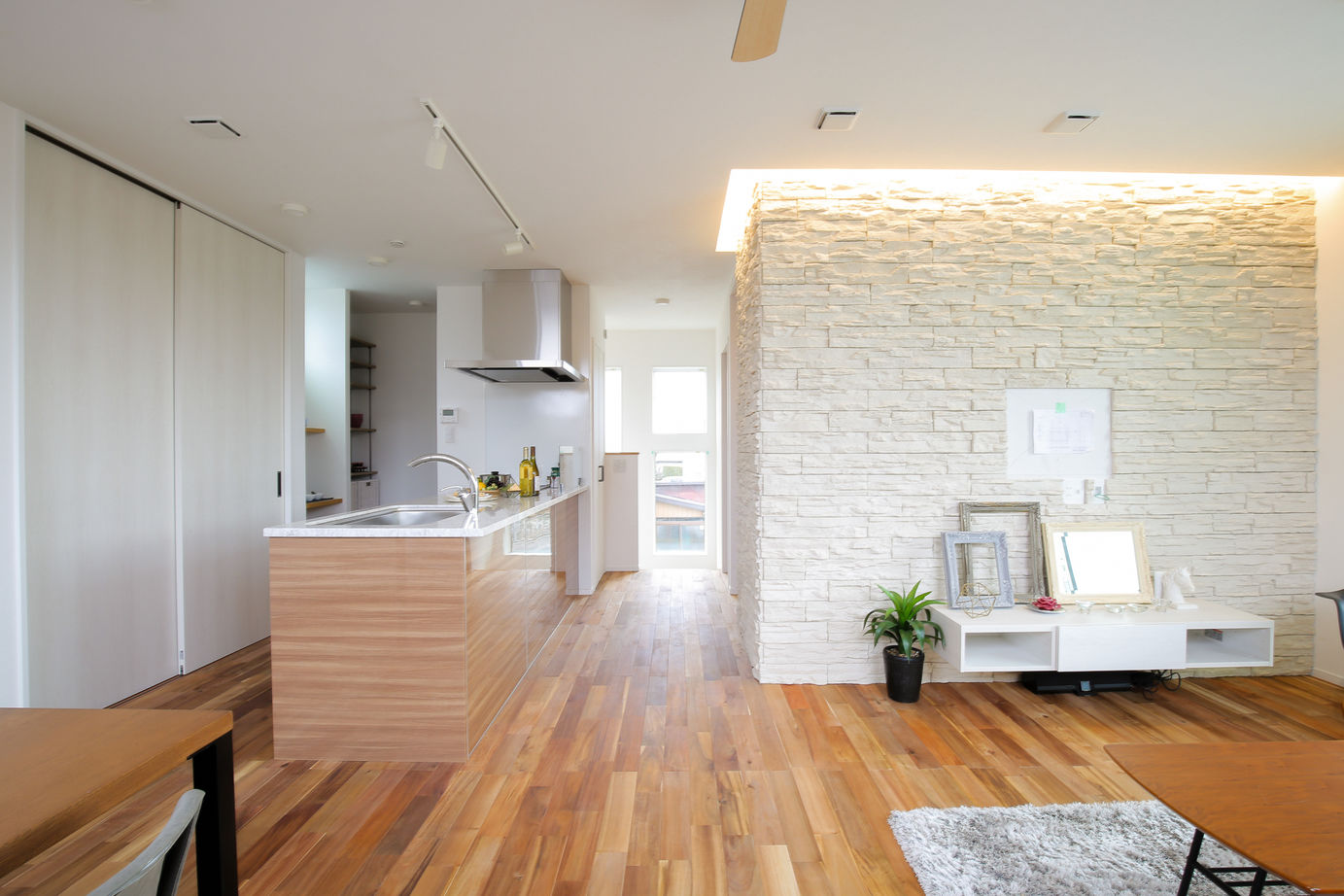 アサヒアレックス  2Fリビングと9帖バルコニーで過ごすリゾート空間の建築実例画像1