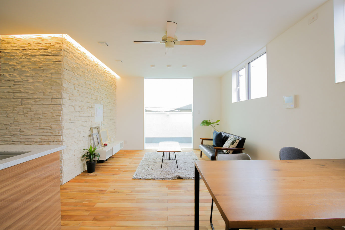 アサヒアレックス  2Fリビングと9帖バルコニーで過ごすリゾート空間の建築実例画像2