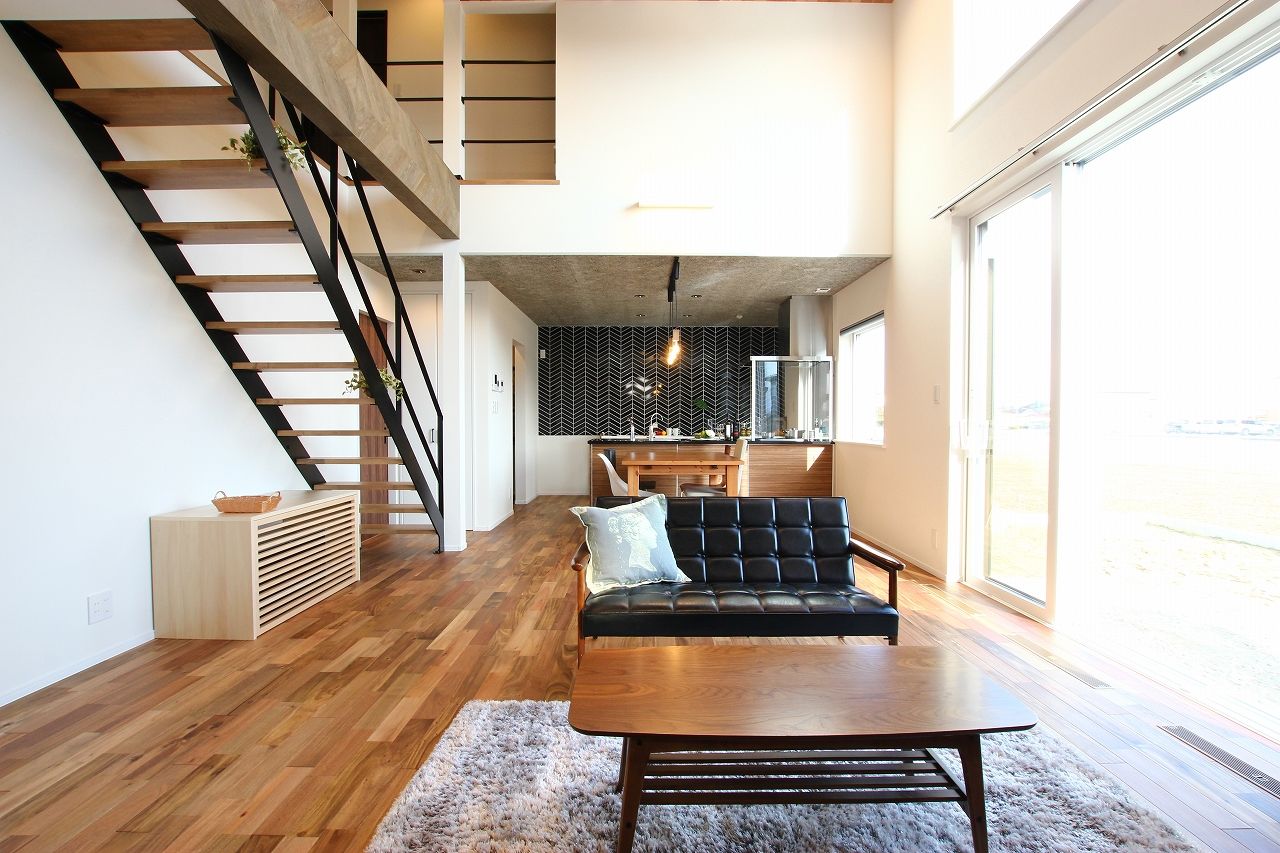 アサヒアレックス 様々なテキスタイルが生きたミックスモダンの家の建築実例画像1