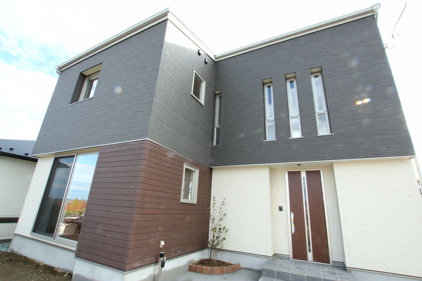 アサヒアレックス スタイリッシュモダンな外観に木質感のある内装デザインの家の建築実例画像1