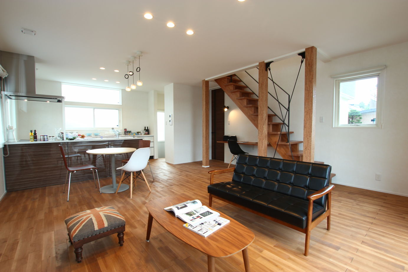 アサヒアレックス スタイリッシュモダンな外観に木質感のある内装デザインの家の建築実例画像3