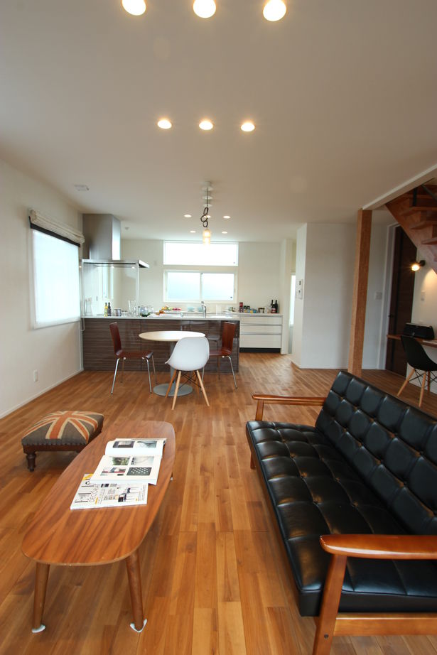 アサヒアレックス スタイリッシュモダンな外観に木質感のある内装デザインの家の建築実例画像5