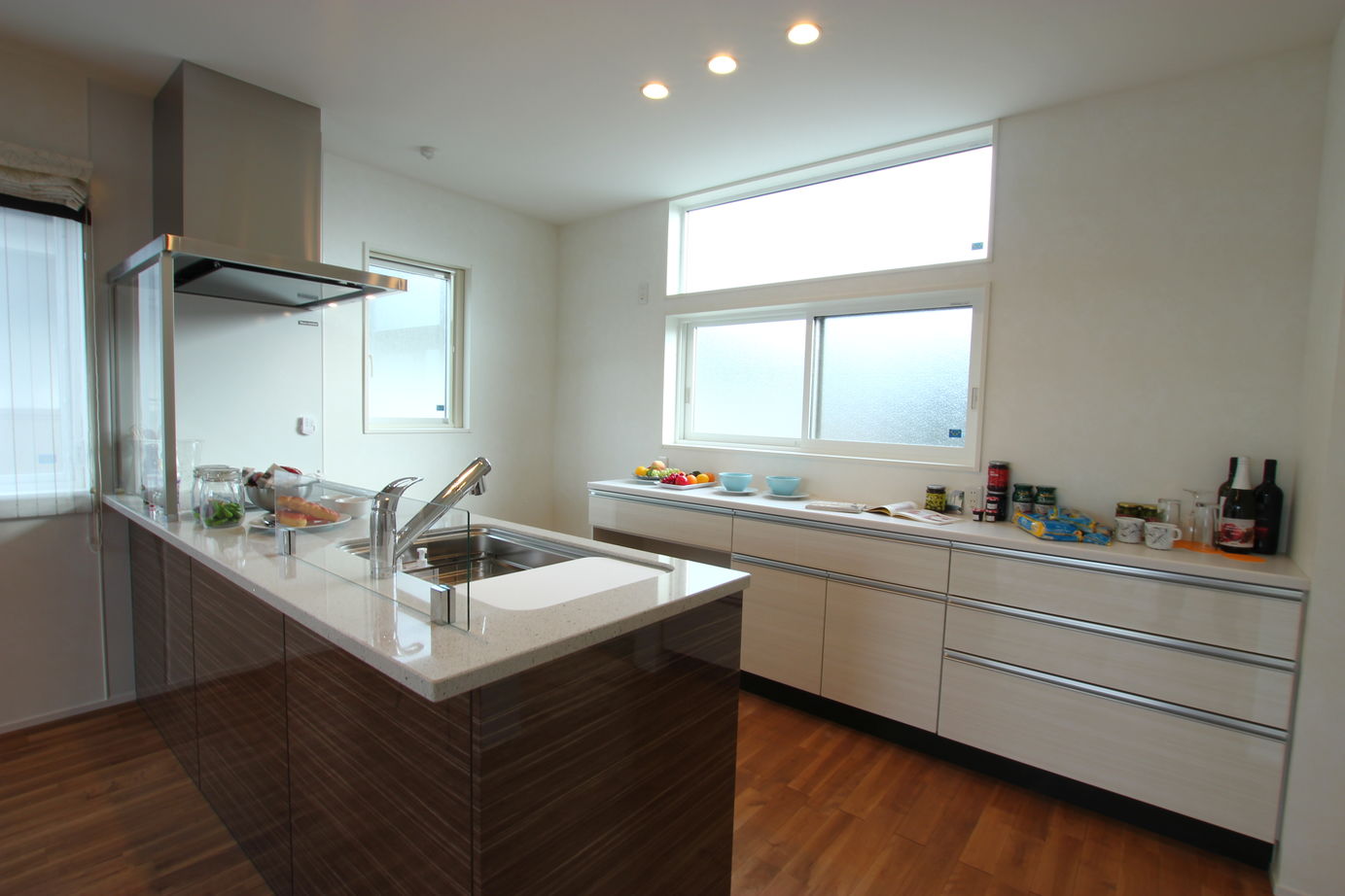 アサヒアレックス スタイリッシュモダンな外観に木質感のある内装デザインの家の建築実例画像6