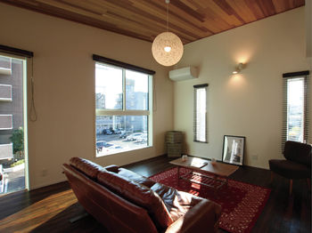 アサヒアレックス 【2230万円】２階リビングで広がる開放感　シンプルさに際立つ木の温もりの建築実例画像3