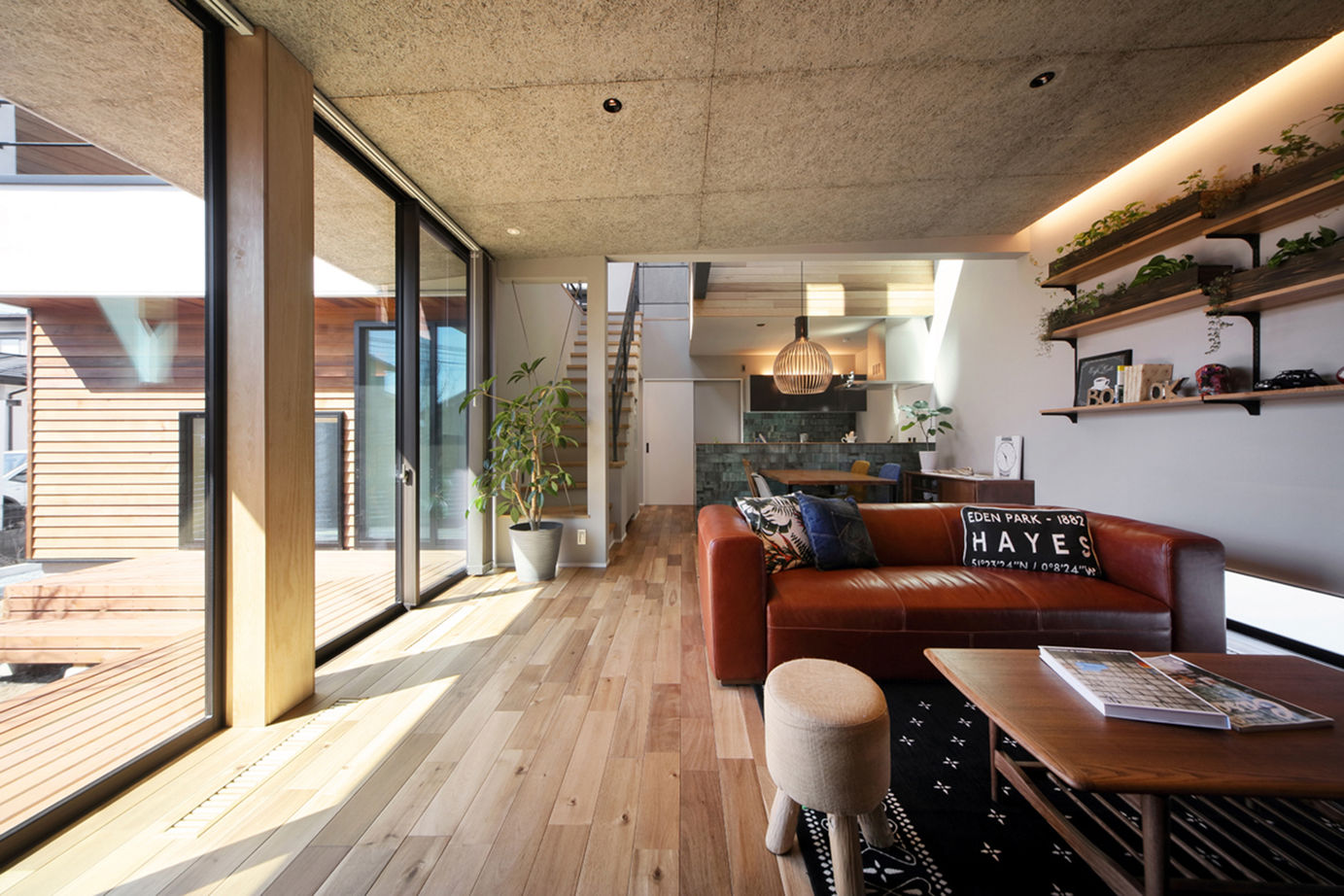 アサヒアレックス 【本体価格2620万円】多彩な素材を活かした家。コントラストが美しく、リゾートで過ごすような安らぎを演出の建築実例画像1