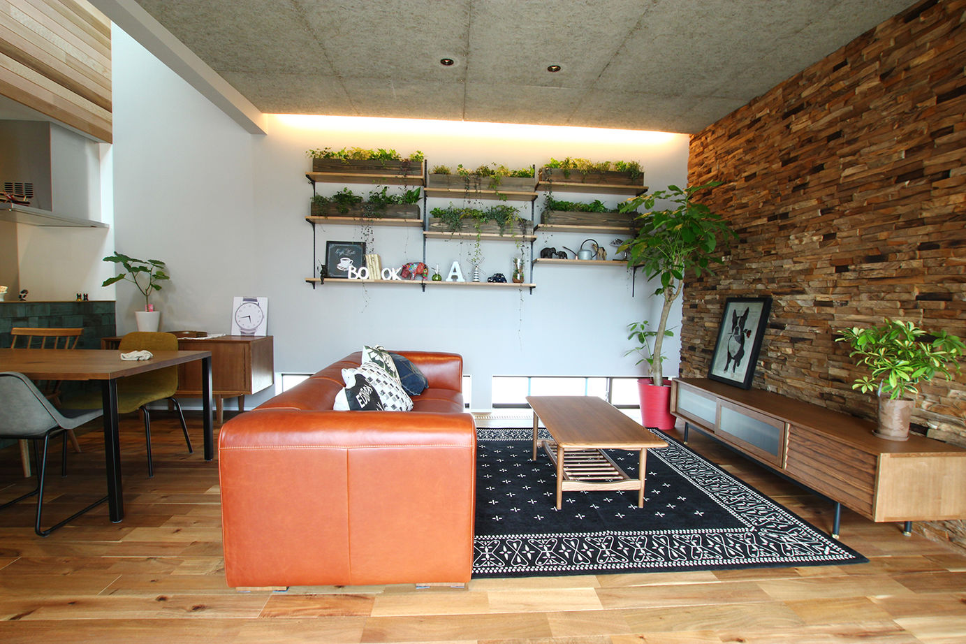 アサヒアレックス 【本体価格2620万円】多彩な素材を活かした家。コントラストが美しく、リゾートで過ごすような安らぎを演出の建築実例画像3