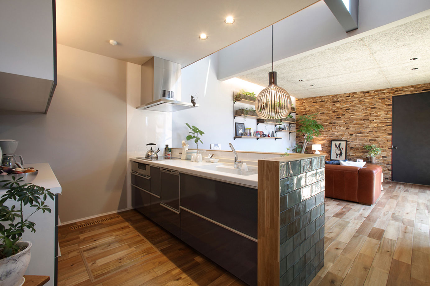 アサヒアレックス 【本体価格2620万円】多彩な素材を活かした家。コントラストが美しく、リゾートで過ごすような安らぎを演出の建築実例画像4