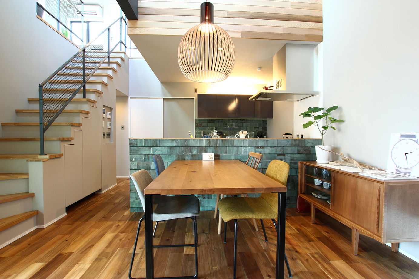 アサヒアレックス 【本体価格2620万円】多彩な素材を活かした家。コントラストが美しく、リゾートで過ごすような安らぎを演出の建築実例画像8