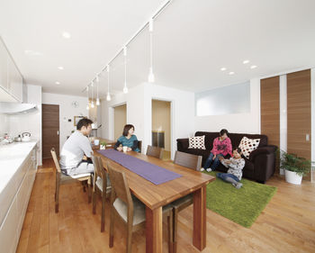 アサヒアレックス 【本体価格3,100万円】趣味や団らんを楽しむ屋上庭園と、カフェのような北欧風リビングのある家の建築実例画像2