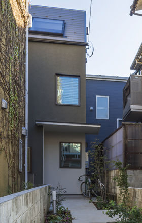 ハウステックス 【2000万円台|20坪台|間取り|ロフト】吹き抜けの中庭テラスで青空を独り占め 採光と通風を確保した明るい家の建築実例画像2