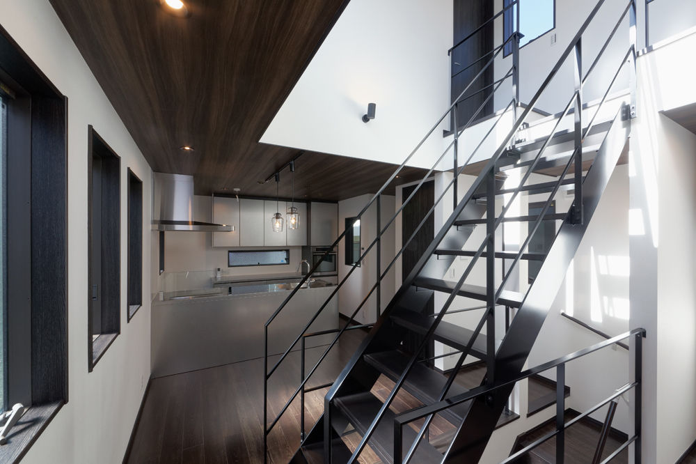 ハウステックス 【2000万円台|30坪台|3階建て|ビルトインガレージ】細長い土地を有効活用。黒の外観がお洒落な和モダンな家の建築実例画像2